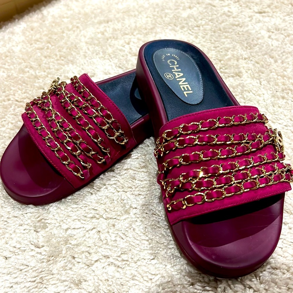 Authentic Chanel Tropiconic interlocking CC Chanel Slides Sz. 38 in Burgundy